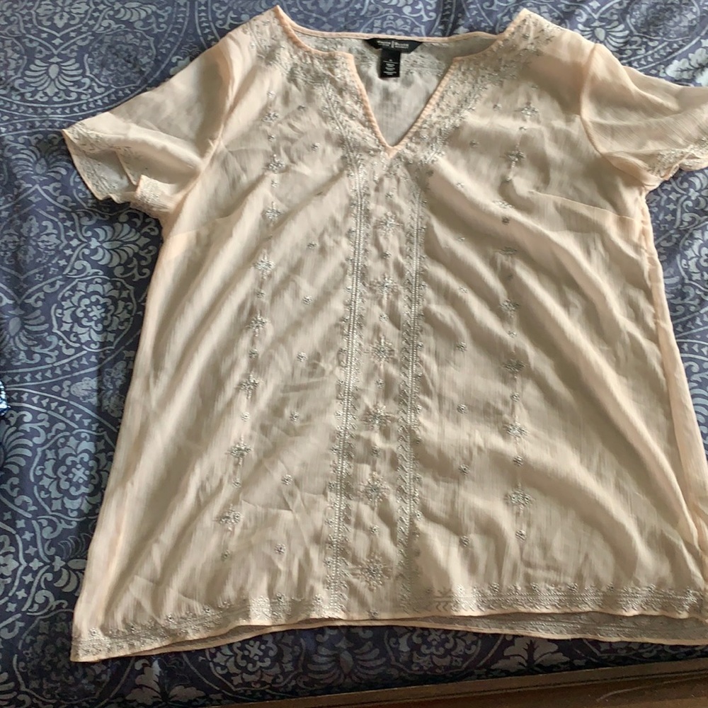 Beautiful elegant spring top from white house black market size 6